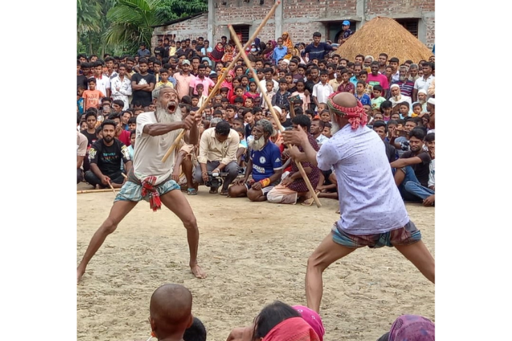 নওগাঁর আত্রাইয়ে গ্ৰাম বাংলার ঐতিহ্যবাহী লাঠি খেলা অনুষ্ঠিত 
